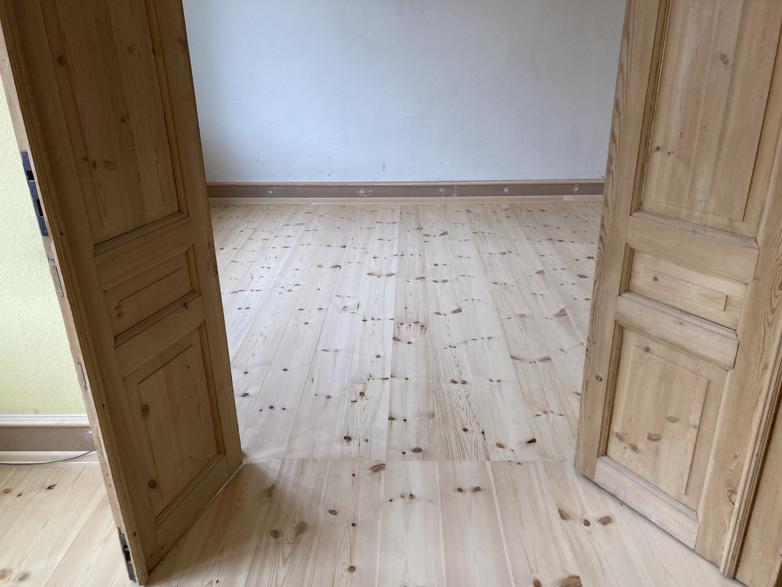 Montering af fyrretræsgulv 3cm planker (2)