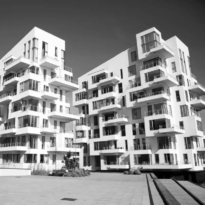 Gulvprojekt i moderne hvid boligejendom