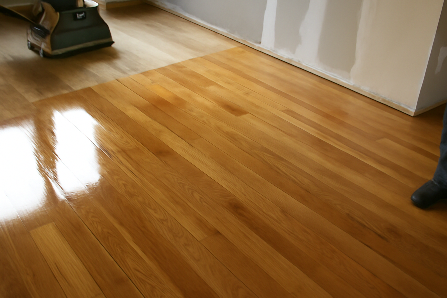 Illustration af: Opnå et professionelt resultat med 2 komponent klarlak til dine gulve