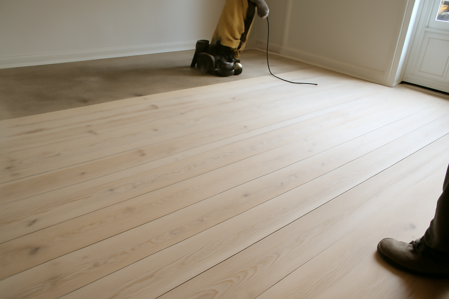 Illustration af: Skab et lyst og moderne hjem med hvid ludbehandling af gulve