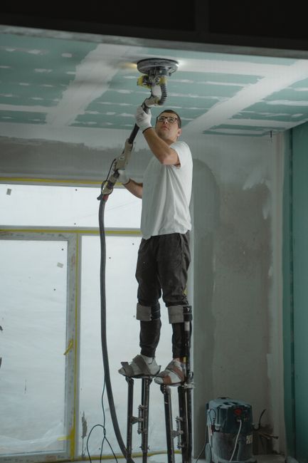 Afdækning og beskyttelse af nyslebet trægulv under renovering